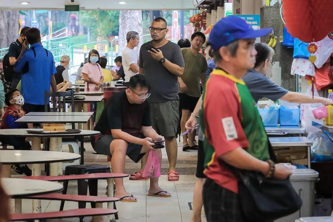 今早（8月29日），好些公众到红山熟食中心购买食物时，选择不戴口罩了。（海峡时报）