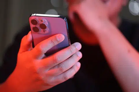 示意图：多数新加坡教师下班后，晚上还会收到家长们的短信息。有些家长会在将近午夜时分甚至是凌晨给他们发短信。（联合早报）