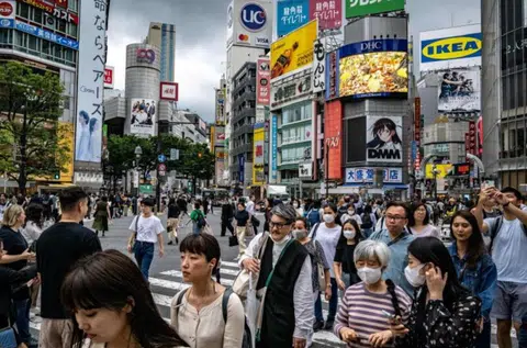 走在日本街头，几乎看不到胖子。（路透社）