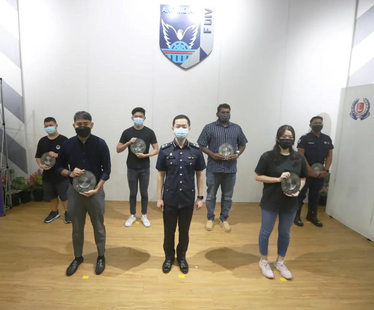 在万国武士刀伤人案中获当局表扬的五名热心公众。（联合早报）