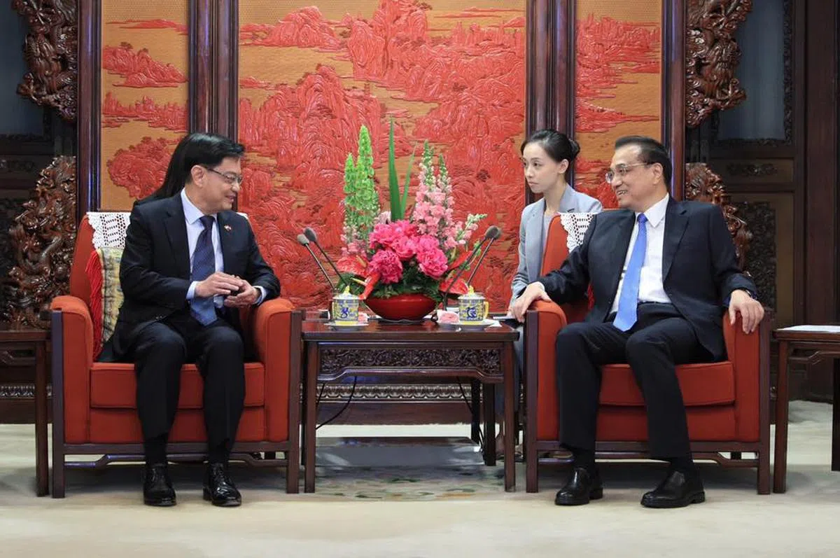  王瑞杰与中国总理李克强（右）会面。（王瑞杰面簿） 