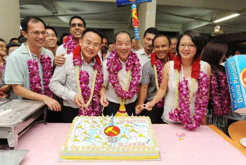 图为工人党在2011年选后的庆祝会。左二起为毕丹星、饶欣龙、刘程强及林瑞莲（右一）。（联合晚报）