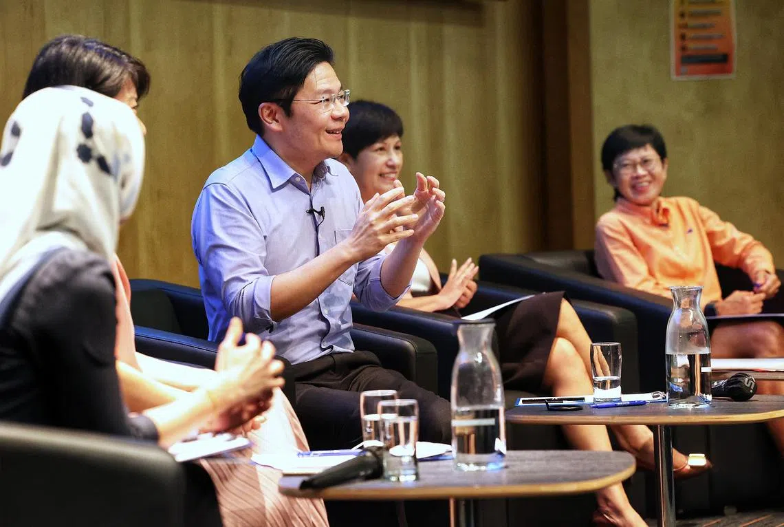 副总理黄循财（右三）在一场新加坡携手前进运动（Forward Singapore）的对话会上，与社会工作者交流。（通讯及新闻部提供）