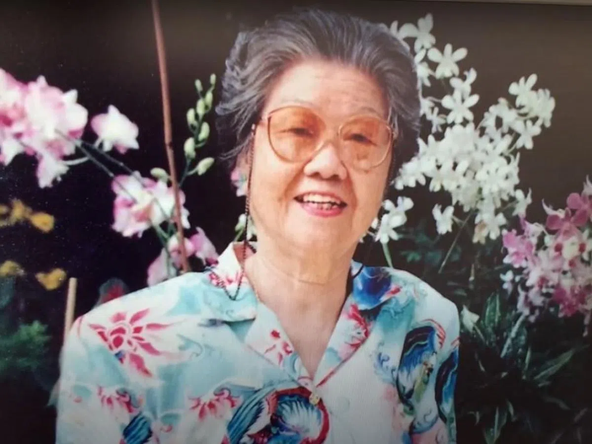 不慎跌倒导致骨盆碎裂、几年前也染上冠病，邬惠贞都一一克服这些病痛。（受访者提供）