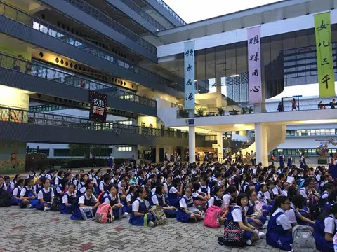 圣尼各拉和莱佛士女中相比，没有那么“红毛”，和南洋女中相比，又没有那么“唐人”。
