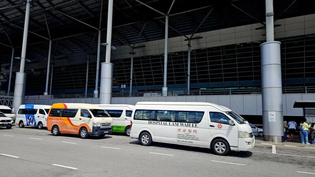 2024年9月，私立医院派车到马来西亚槟城国际机场接送抵达当地的医疗旅客。（海峡时报）