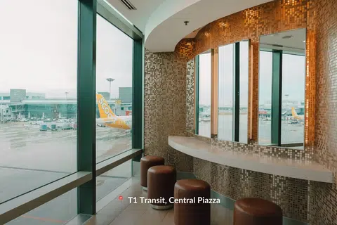 新加坡樟宜机场第一搭客大厦（T1）过境区的中央坊（Central Piazza）的厕所也是观赏飞机起降的好地方，在2025年荣获了首届Skytrax全球最佳机场洗手间奖项。