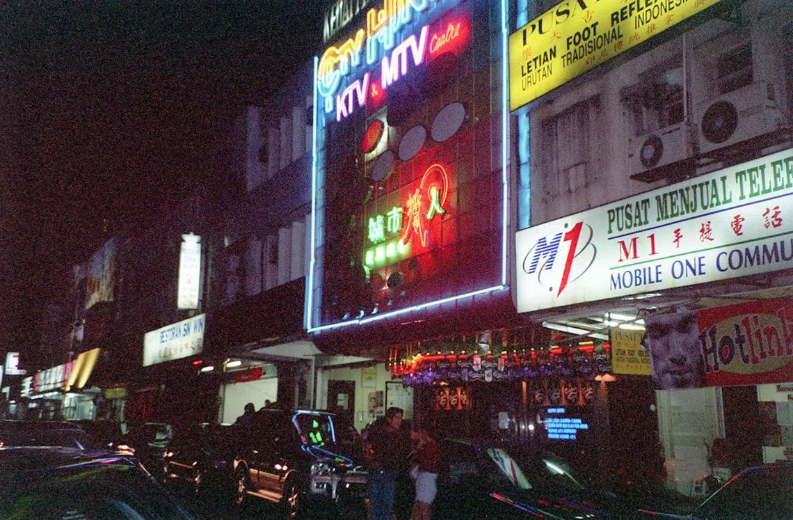 新加坡发展银行经济研究部门发布的“消闲与娱乐业报告书”指出，新山夜生活吸引狮城客， 1989年新加坡夜总会业主说，他们的生意被长堤对岸抢去了20%。（新明日报）