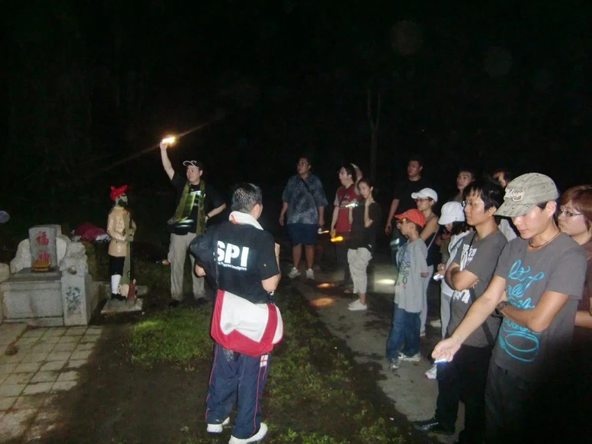农历七月夜游坟场，你敢吗？（新加坡超自然侦探协会）