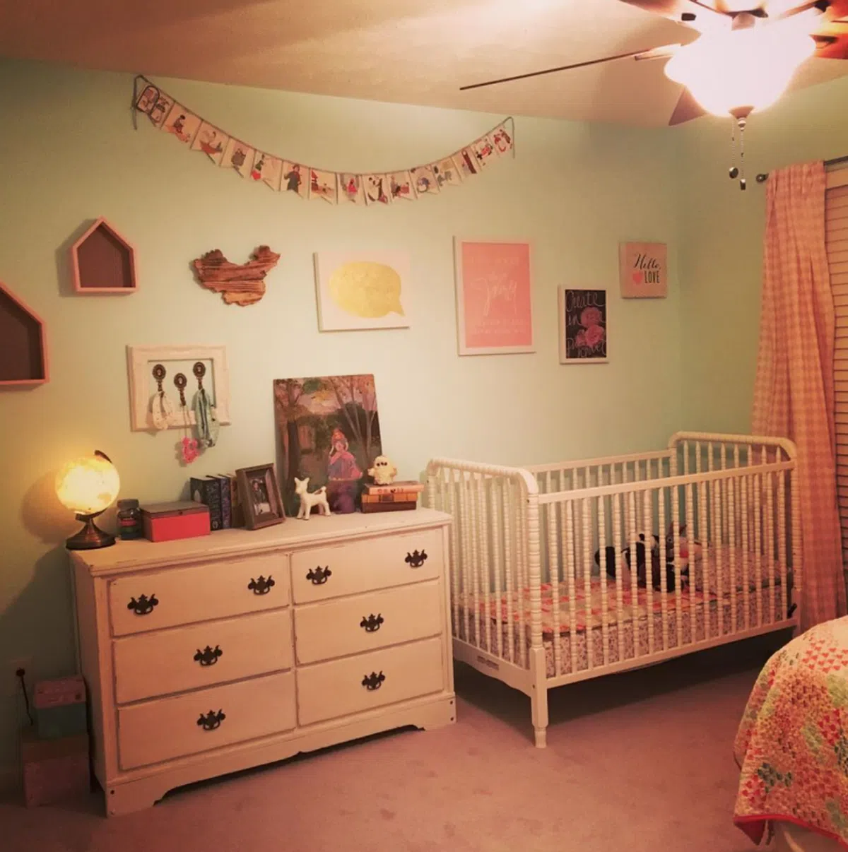  Becca夫妇为Selah准备了一件粉色的房间，墙上还不忘贴心的挂上一个中国地图。（Becca的Instagram） 