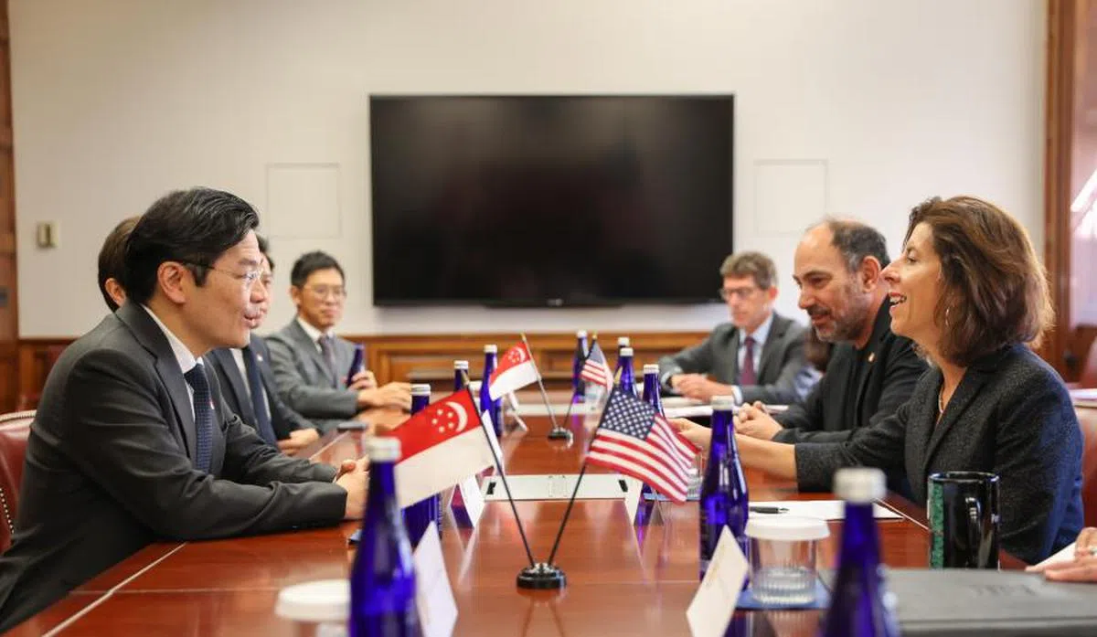 新加坡副总理兼财政部长黄循财（左一）去年访美与美国商务部长雷蒙多（右一）会面时，卡普兰（右二）也在场。（通讯及新闻部）