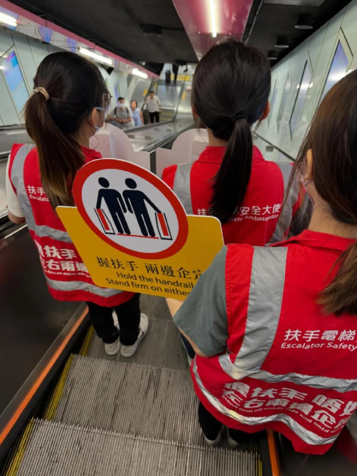 繁忙时段，请别挡路。（Threads/tszlttang）