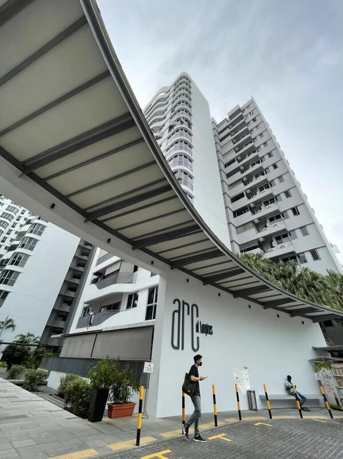 执行共管公寓（EC）Arc at Tampines的七楼单位，面积达1055平方英尺，在2022年4月以94万5000元被拍卖，平均一平方英尺895元，远低于市场价格。（新明日报）