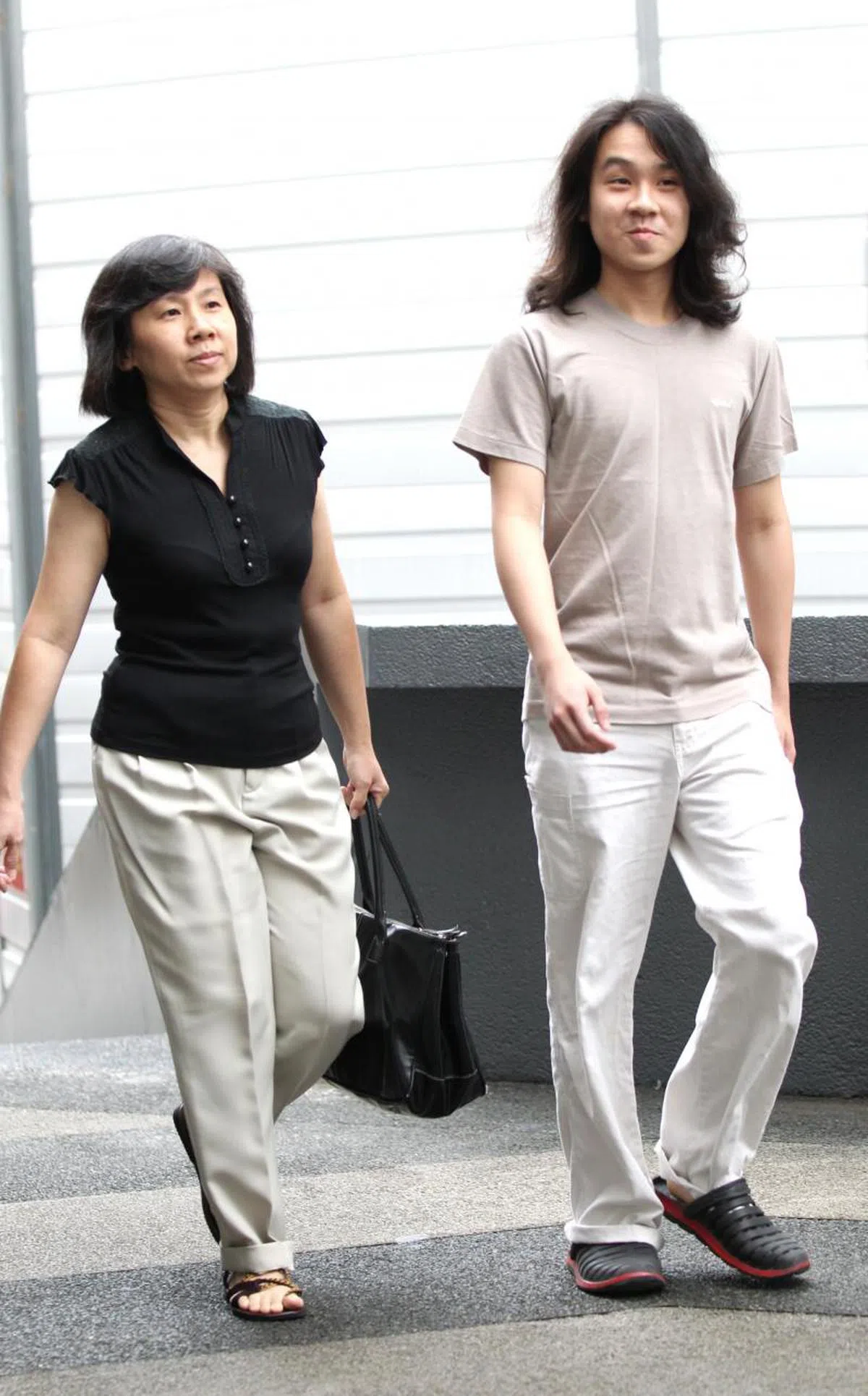  余澎杉曾在网上辱骂我国建国总理李光耀，也针对基督教徒和回教徒发表仇恨言论，分别在2015年和2016年在我国被判坐牢四周以及六周和罚款2000元。图为余澎杉2016年在母亲（左）的陪同下出庭。（联合晚报档案照） 
