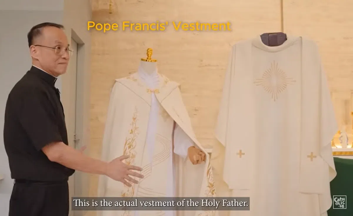 杨庆瑞神父讲解教宗祭服上各种符号的象征意义。（Catholic.sg脸书视频截图）