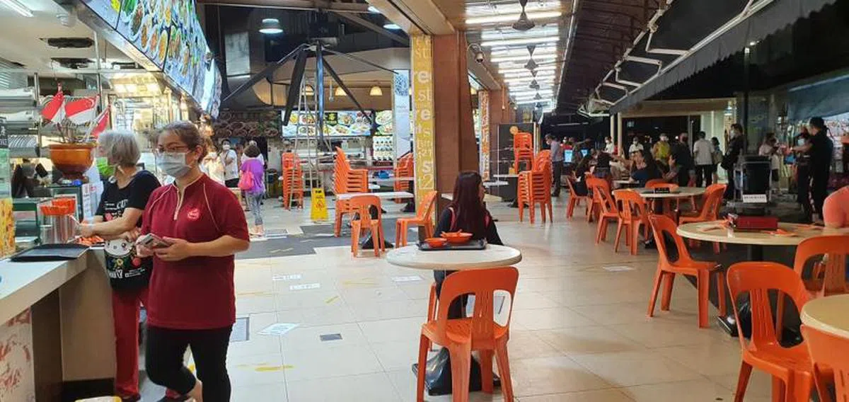  大部分小贩仍旧营业，丝毫不受事故影响。（Ang Bee Tin面簿） 