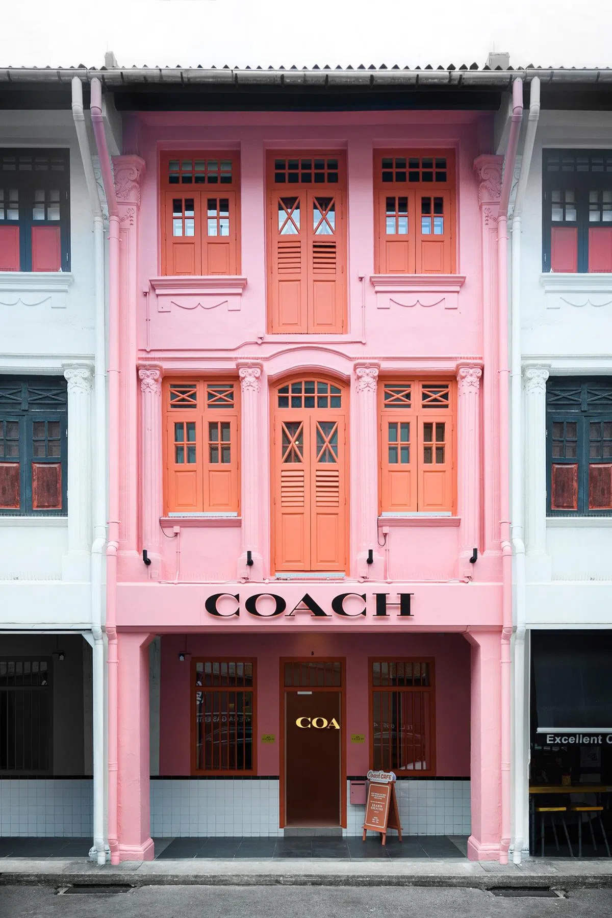 美国时尚品牌Coach在去年进驻牛车水恭锡街的这栋三层楼店屋。（Coach脸书）
