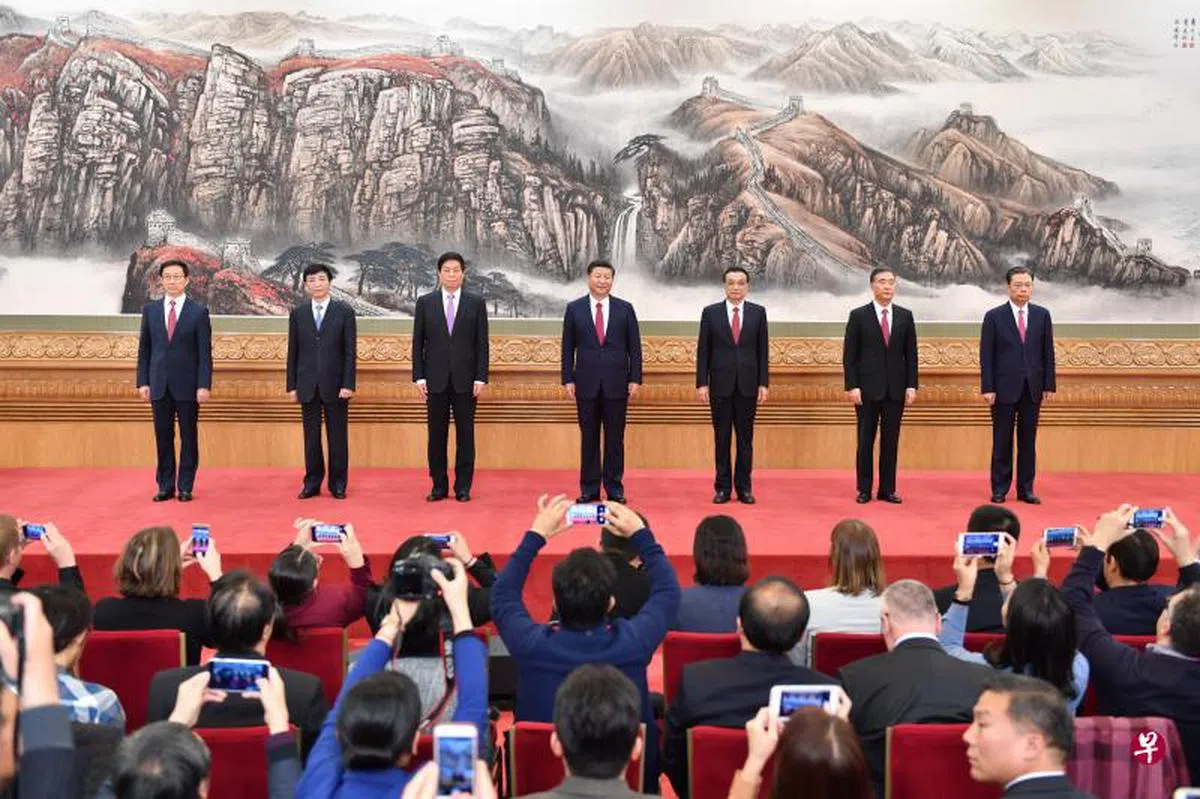  新一届中共中央政治局常委今天产生，他们是（左起）韩正、王沪宁、栗战书、习近平、李克强、汪洋、和赵乐际。（新华社） 