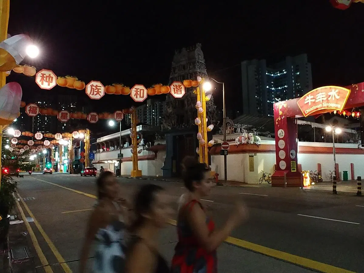  “福星高照”紧跟“种族和谐”。（张丽苹摄） 