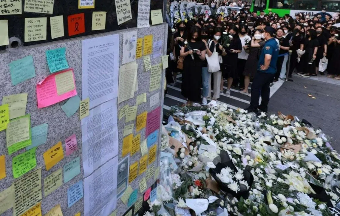 韩国小学女教师轻生隔天，不少韩国民众和师生在校门外献花哀悼。（韩联社）