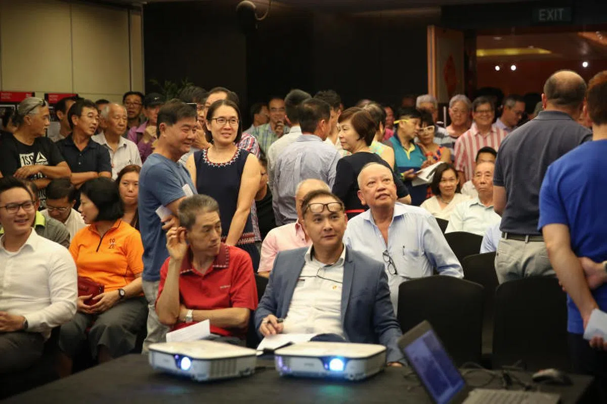  GC土木工程集团创办人兼主席吴智仔（第二排穿浅蓝色衬衣男子）在“骷髅屋”喊到210万元之后连续三次提价，成功中标。（海峡时报） 