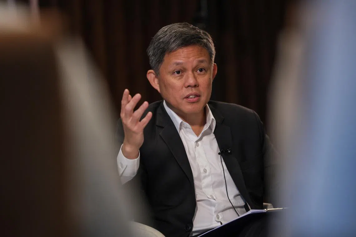 公共服务统筹部长兼国防部长陈振声日前接受首个军人节访问。（海峡时报）