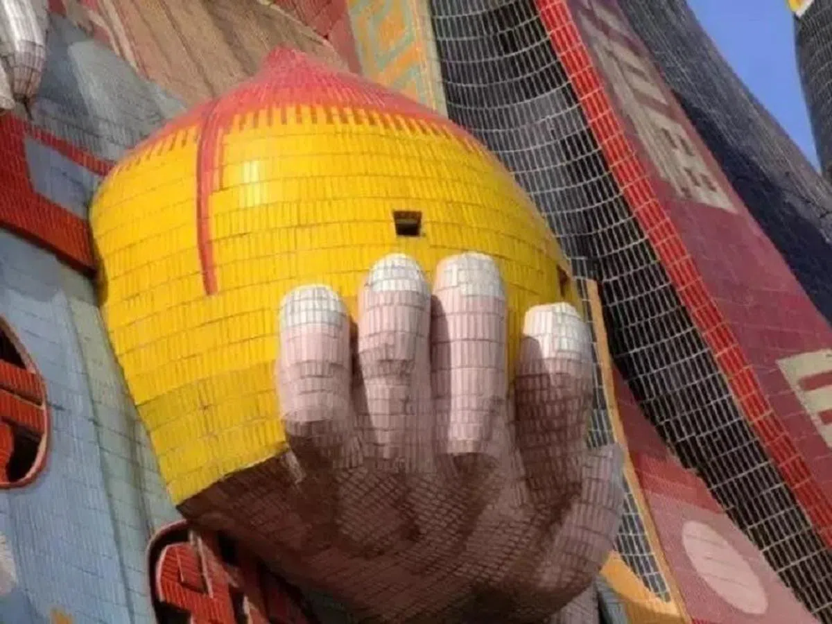  “寿星”手中的寿桃是酒店客房的位置，所以还开了几个窗户。（互联网） 