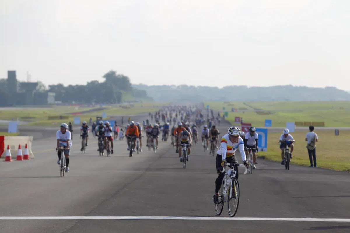 2012年的全国跑道骑脚踏车与滑轮赛在巴耶利峇空军基地的跑道上进行。（海峡时报）