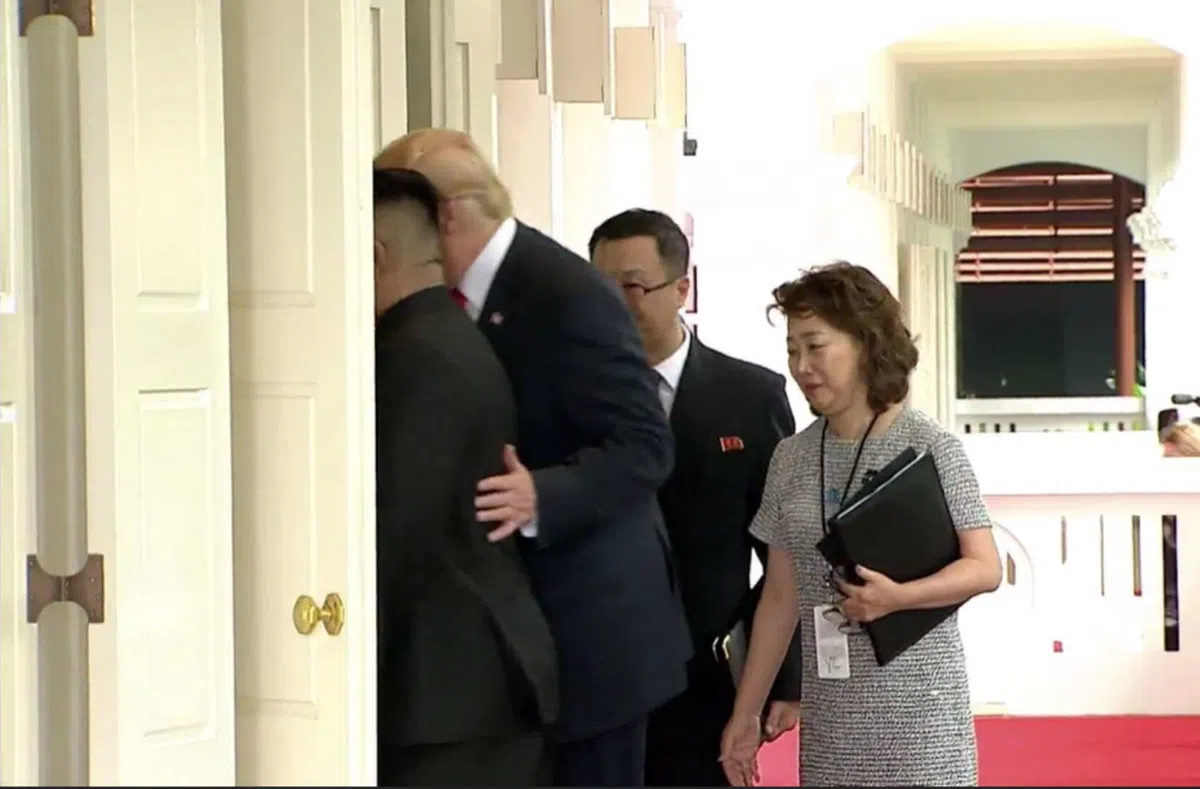  特朗普金正恩举行一对一会谈，两名翻译官跟随进屋。（视频截图） 