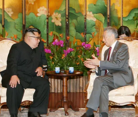 朝鲜劳动党委员长金正恩（左）昨天在总统府与李显龙总理见面。（海峡时报）