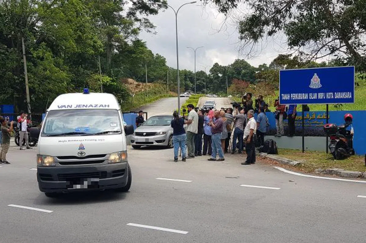  马国法庭批准死者胞兄申请已让警方挖出死者遗体进行第二次验尸。（星报） 