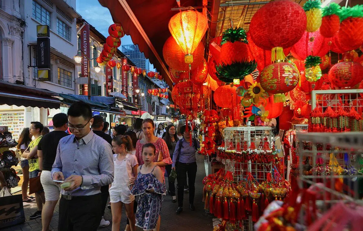  农历新年也是一面镜子，隐约照出每个人在不同人际关系圈中的多种角色、定位和重量。（联合早报） 