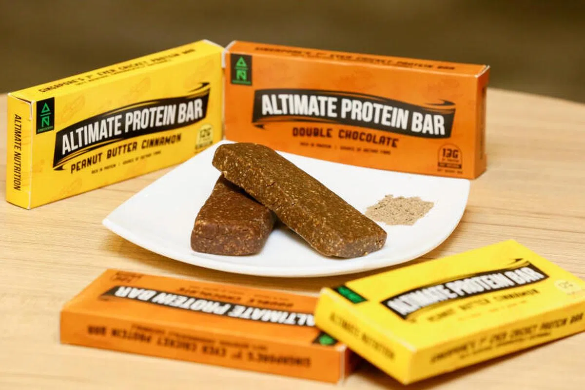 本地公司Altimate Nutrition，将蟋蟀磨成粉，再加入天然水果、植物等成分调味，制作成含有丰富蛋白质又不失美味的能量棒。然而因为本地的监管条例，他痛失了好几宗大订单。等了两年多，公司的产品终于有机会出售。（联合早报）