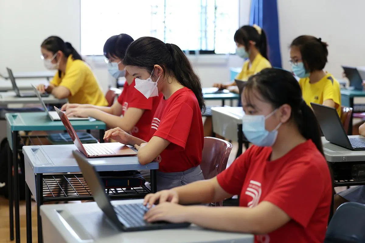 分析指出，女生与同性别的同学一起学习和成长，能建立更多自信。（联合早报）