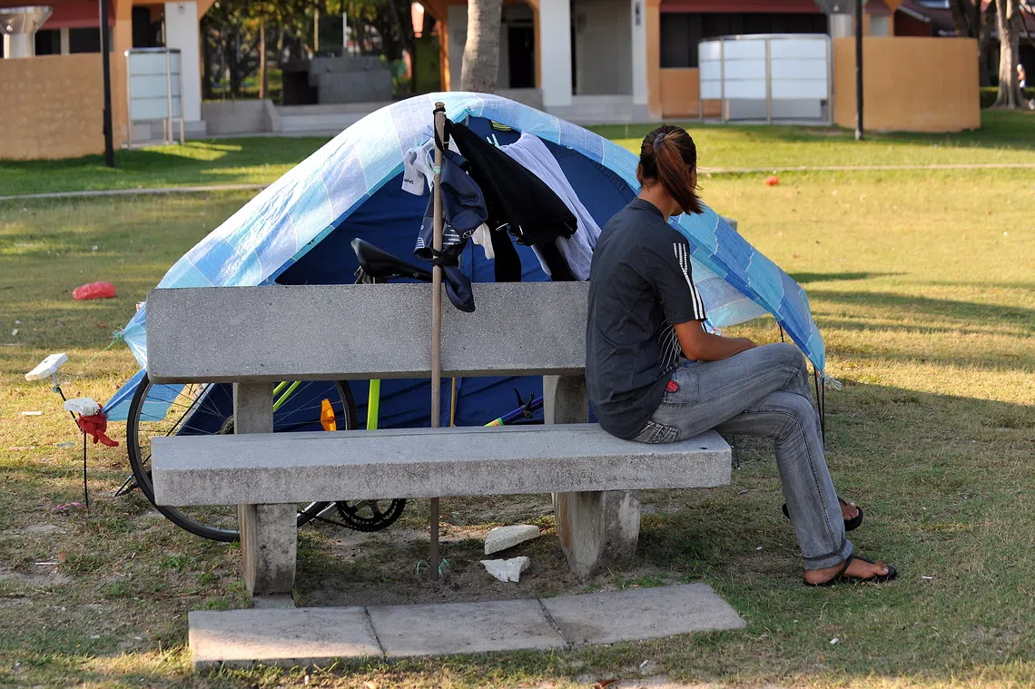 2011年，29岁的Maria（化名）在东海岸公园的沙滩上搭起帐篷作为“家”。2008年，她与第二任丈夫离婚后曾无家可归，一度暂住在朋友家中，直至2011年搬到沙滩。她的女儿则与她的第一任丈夫的母亲同住。