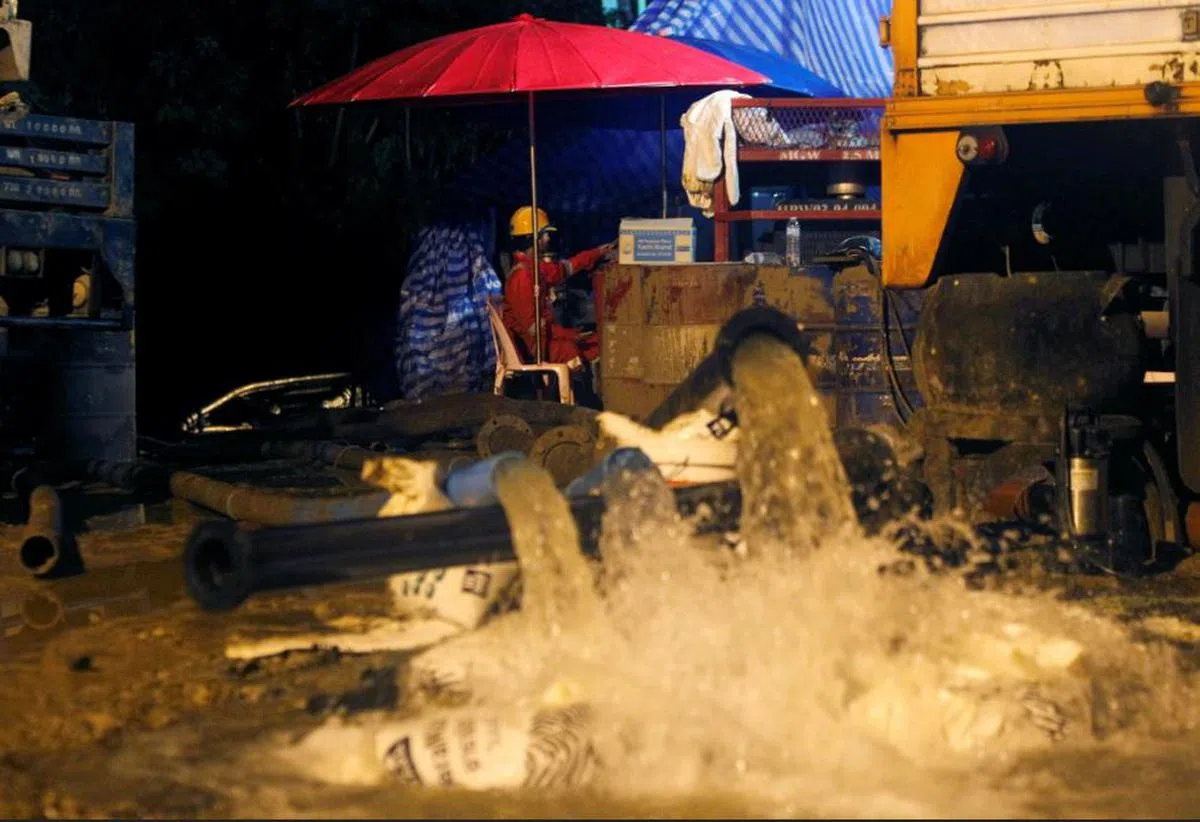  放置在洞外的水泵彻夜不停地工作，力求把岩洞内的积水及时排出。（欧新社） 