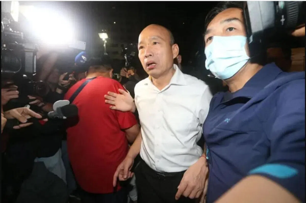  高雄市议会议长许崑源6月6日晚上坠楼身亡，韩国瑜（右二）赴许崑源家慰问。（互联网） 