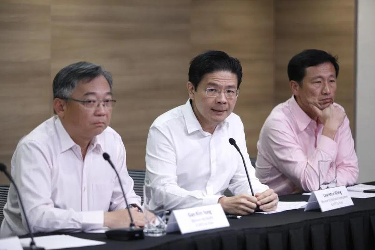  颜金勇（左）将卸下抗疫跨部门工作小组的领导角色，该工作小组今后改由黄循财（中）和王乙康（右）联合领导。（联合早报） 