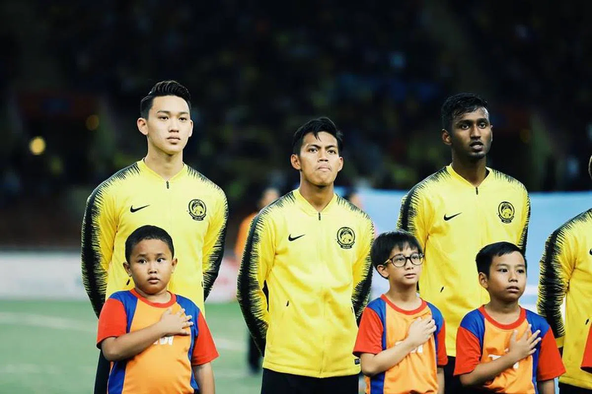  陈俊仁（后排左）是在新加坡出生的新加坡永久居民。（陈俊仁面簿） 