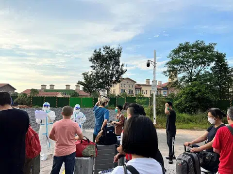 离开南昌那天早上6点多，机上的乘客陆续拖着行李到楼下，等待大巴转运送机。（顾功垒摄）