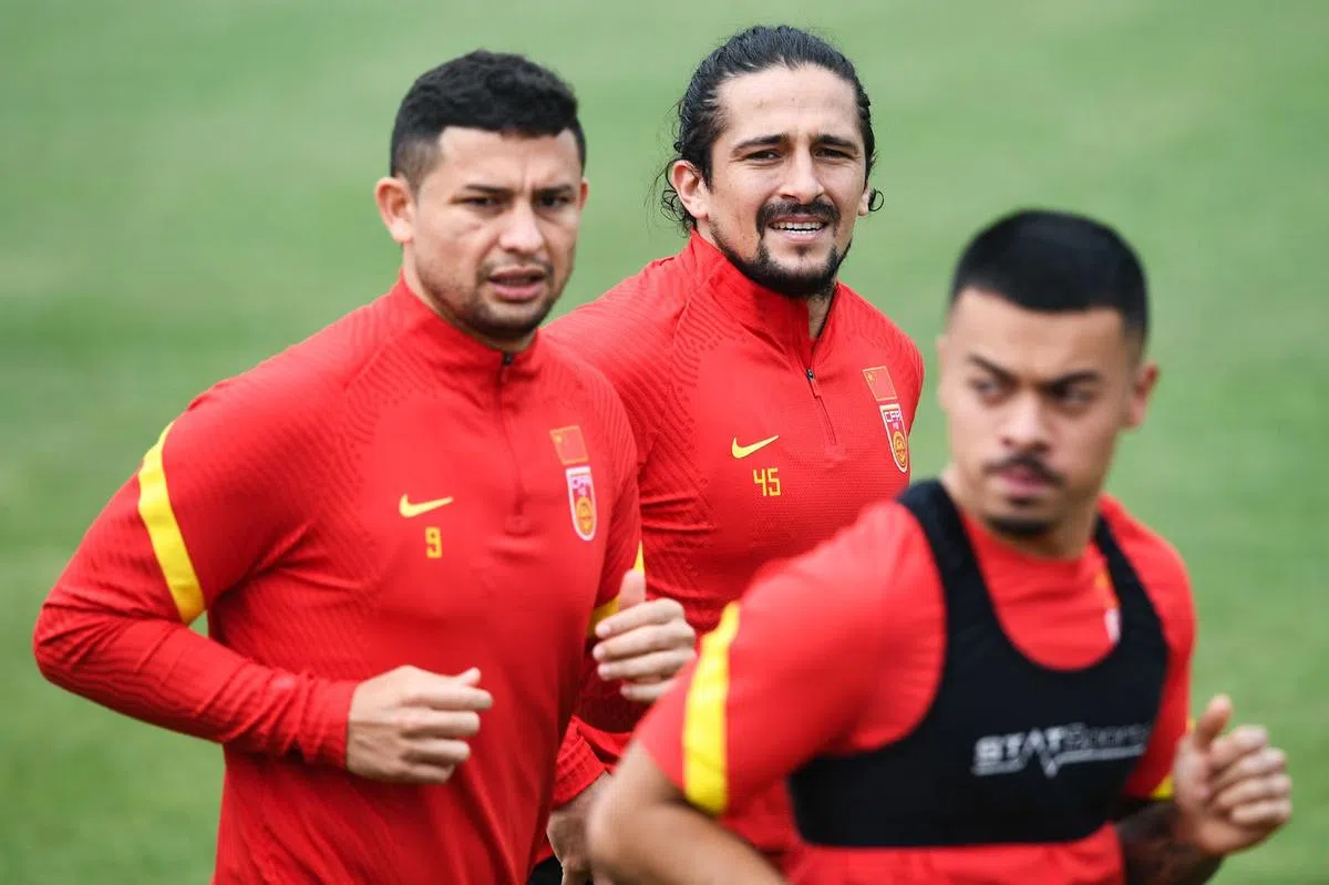 2020年5月11日，出生于巴西的中国职业足球运动员（左起）艾克森、洛国富、李可在中国上海参加中国国家足球队集训。（路透社）