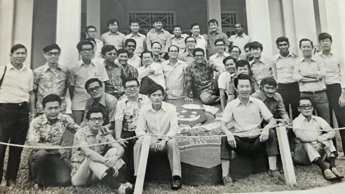 上世纪70年代举行的警方与报界记者常年聚会。第二排右四为作者何盈。