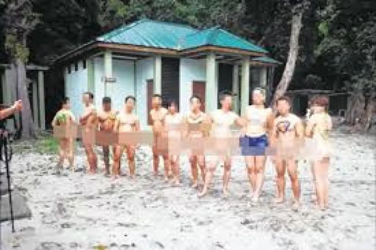   2014年，18名男女在马来西亚槟城国家公园附近的沙滩甘比湾办天体营，遭槟城警方调查。（联合晚报档案照） 