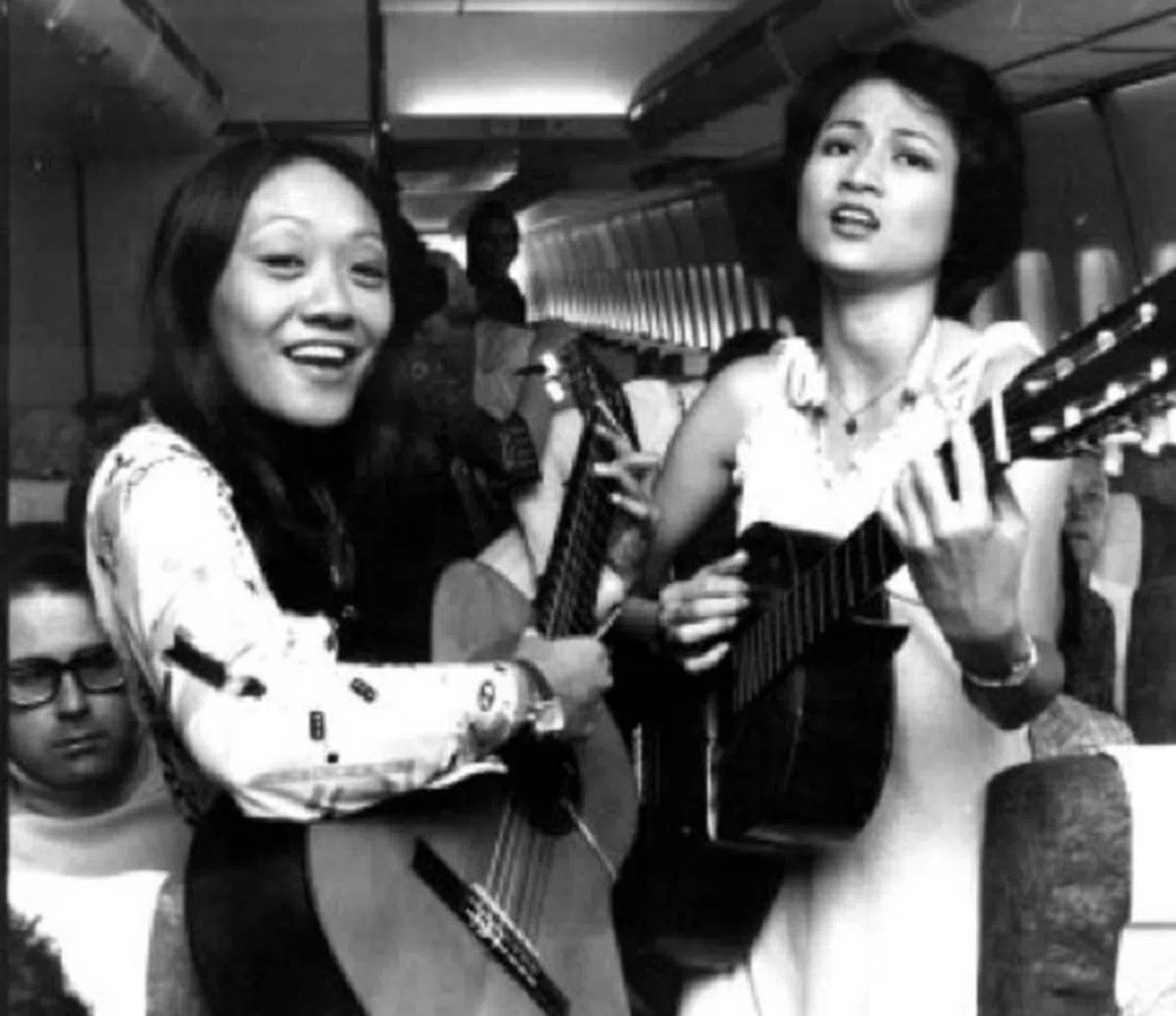 1976年，多组歌手轮番演出，在新航飞往悉尼的班机上为乘客高歌。（互联网）