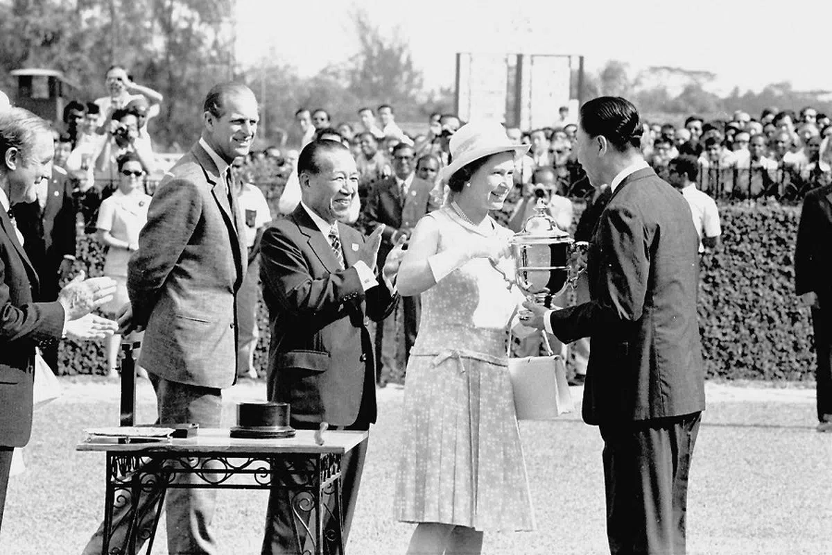 1972年2月20日，英女王伊丽莎白二世（右二）在菲利普亲王（左二）和当时的马会主席邵仁枚（左三）的见证下，将英女王杯颁给“珍宝型机”（Jumbo Jet）马主拿督李家祥。（海峡时报档案照）