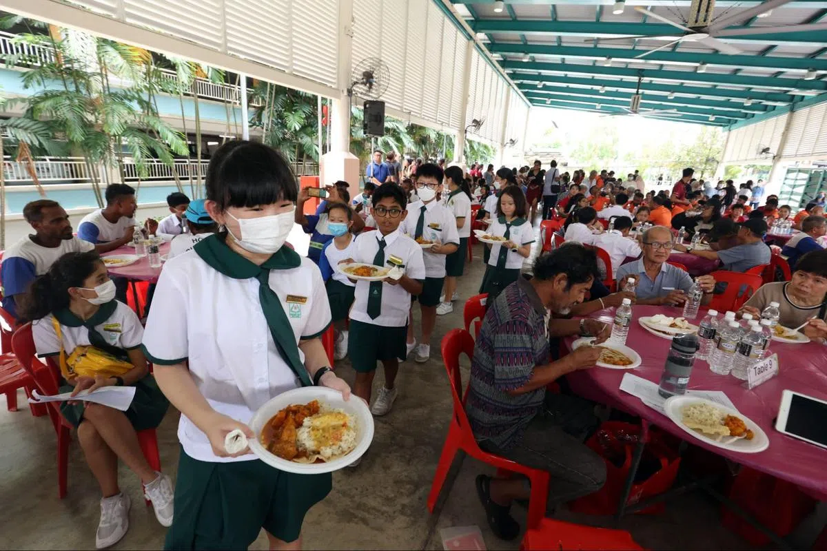 正华小学为社区内的客工及清洁工人举办答谢午宴。（联合早报）