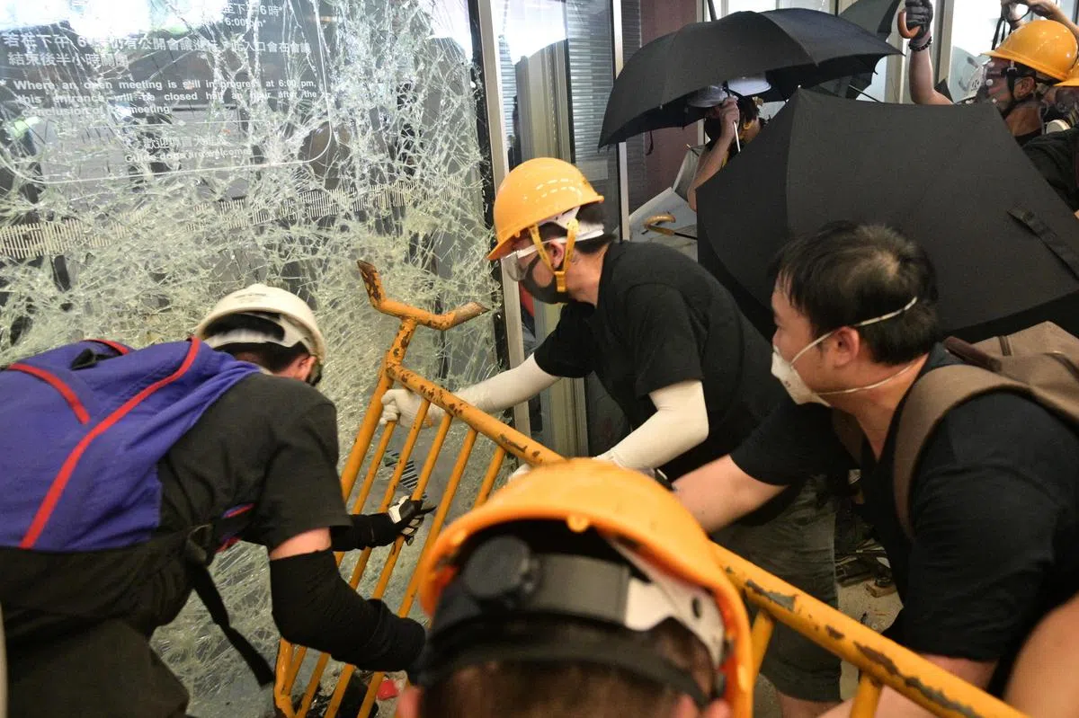  示威者从几处对立法会大楼展开冲击。（法新社） 