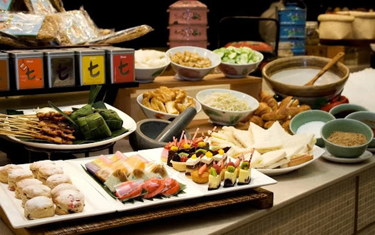  自助餐的食物种类偏娘惹与新加坡式，相当符合本地“成熟人士”的胃口。 (HungryGoWhere) 