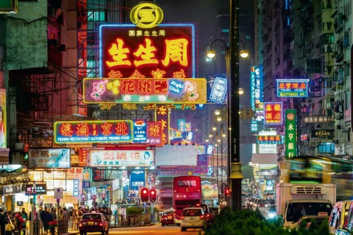弥敦道两侧的霓虹招牌是其重要标志。（Getty Images）