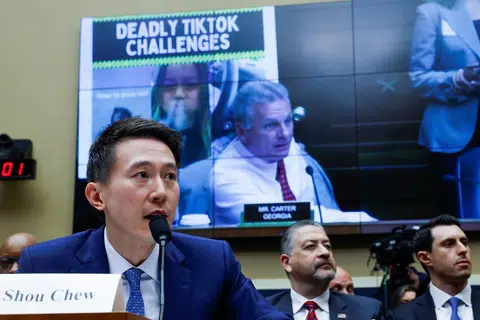 周受资在美国国会上作证。（路透社）